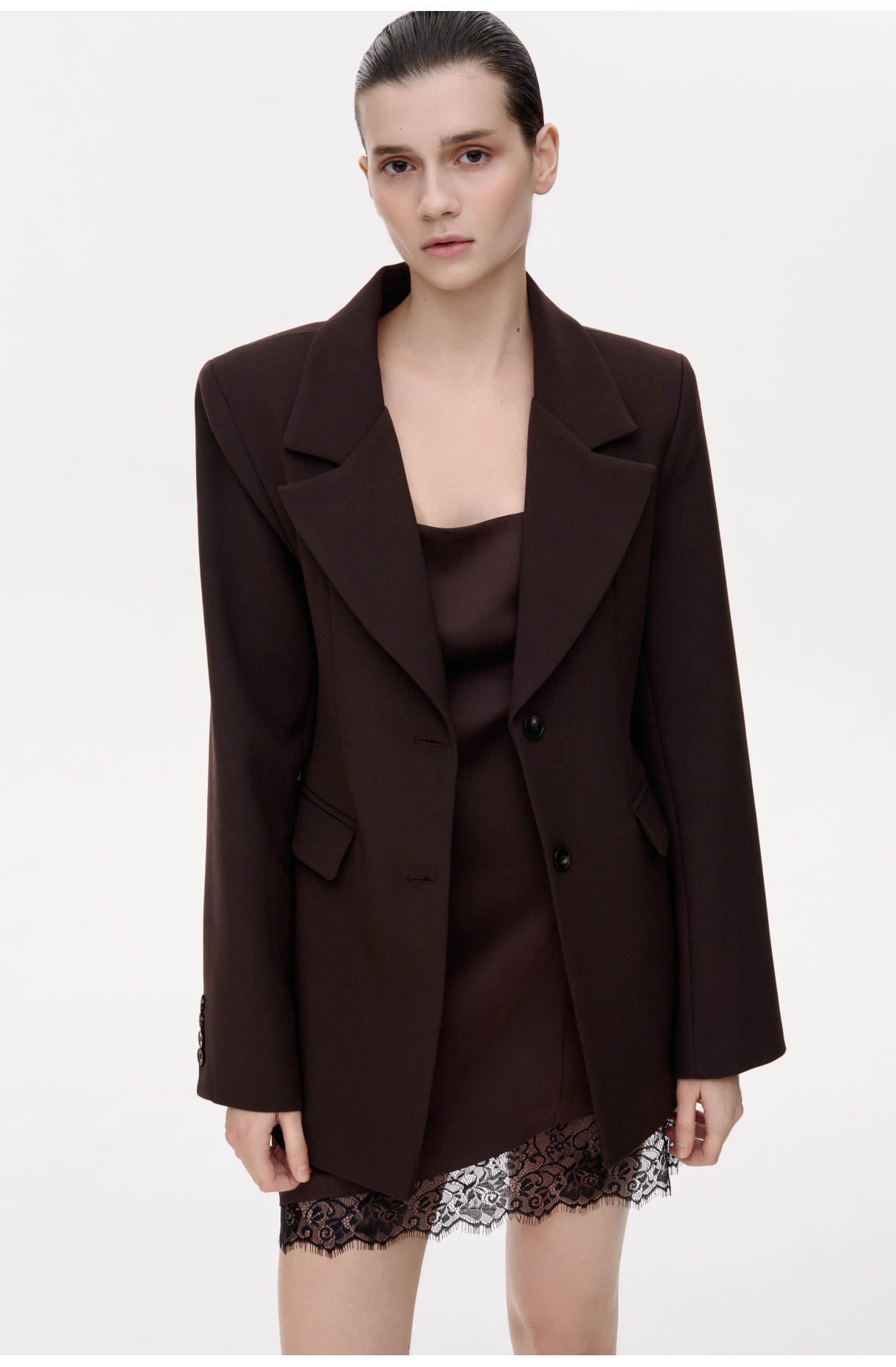 СИЛУЕТНИЙ ПІДЖАК КЛАСИЧНОГО КРОЮ З АКЦЕНТОМ НА ТАЛІЇ 1210 зображення 3