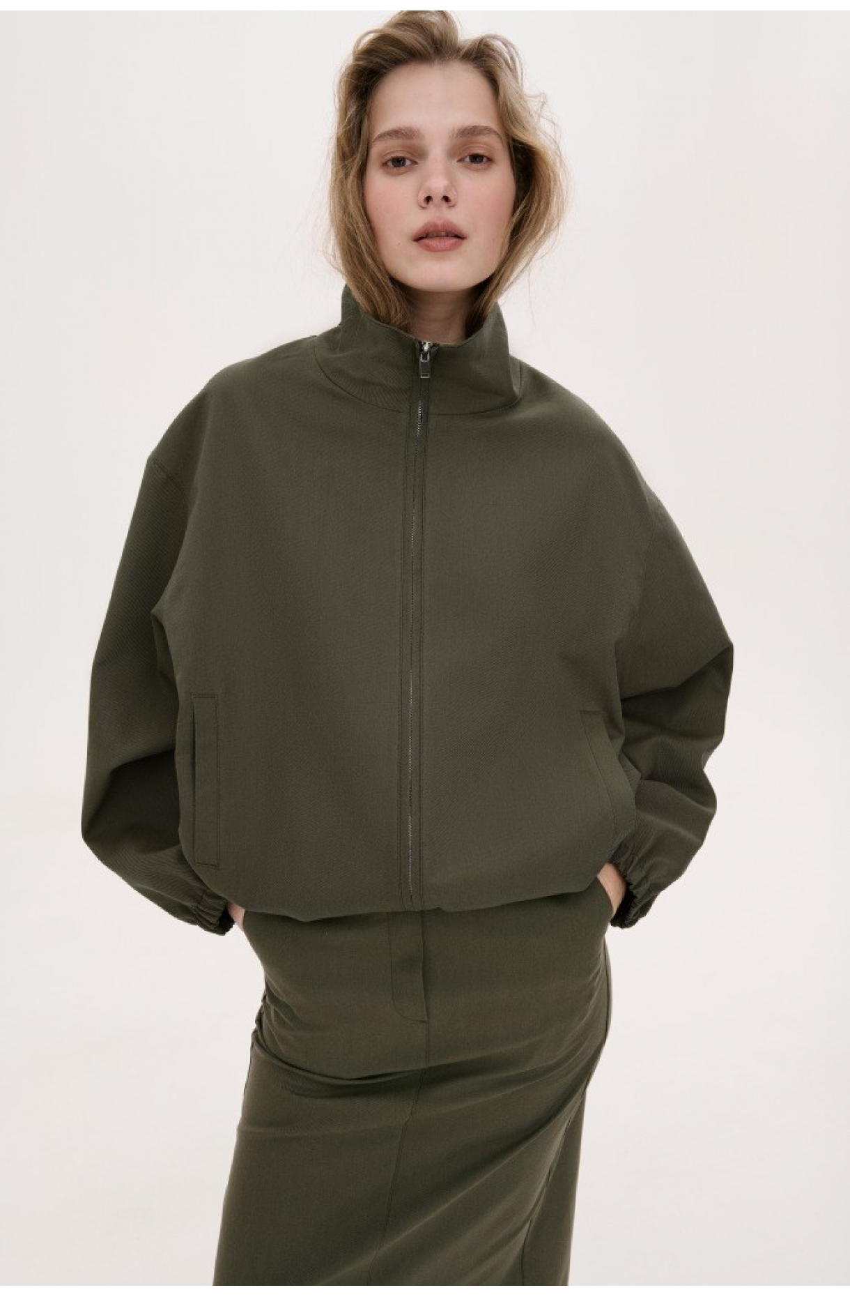 МІНІМАЛІСТИЧНА КУРТКА-БОМБЕР З ВИСОКИМ  КОМІРОМ-СТІЙКОЮ 1263 зображення 39