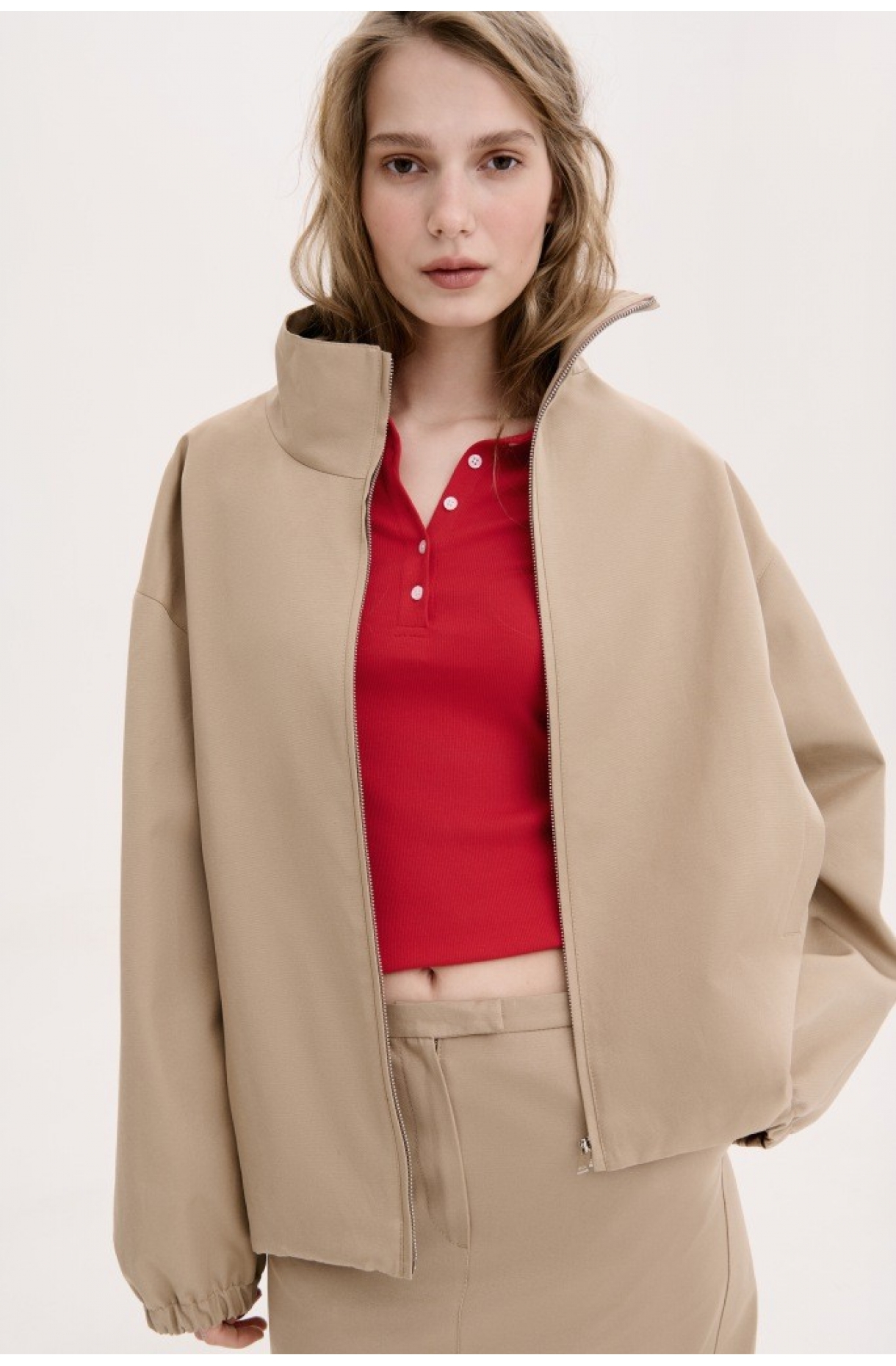 МІНІМАЛІСТИЧНА КУРТКА-БОМБЕР З ВИСОКИМ  КОМІРОМ-СТІЙКОЮ 1263 зображення 35