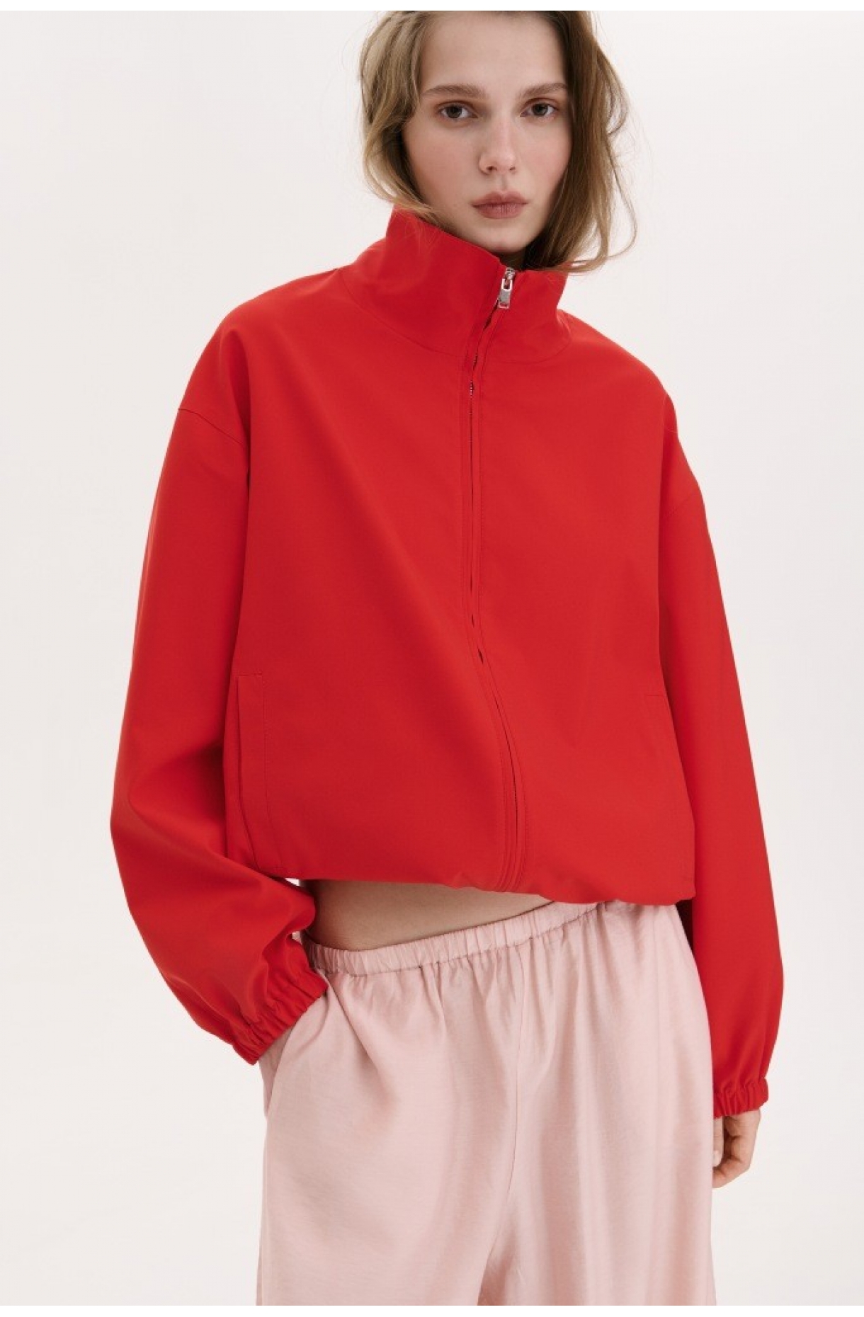 МІНІМАЛІСТИЧНА КУРТКА-БОМБЕР З ВИСОКИМ  КОМІРОМ-СТІЙКОЮ 1263 зображення 36