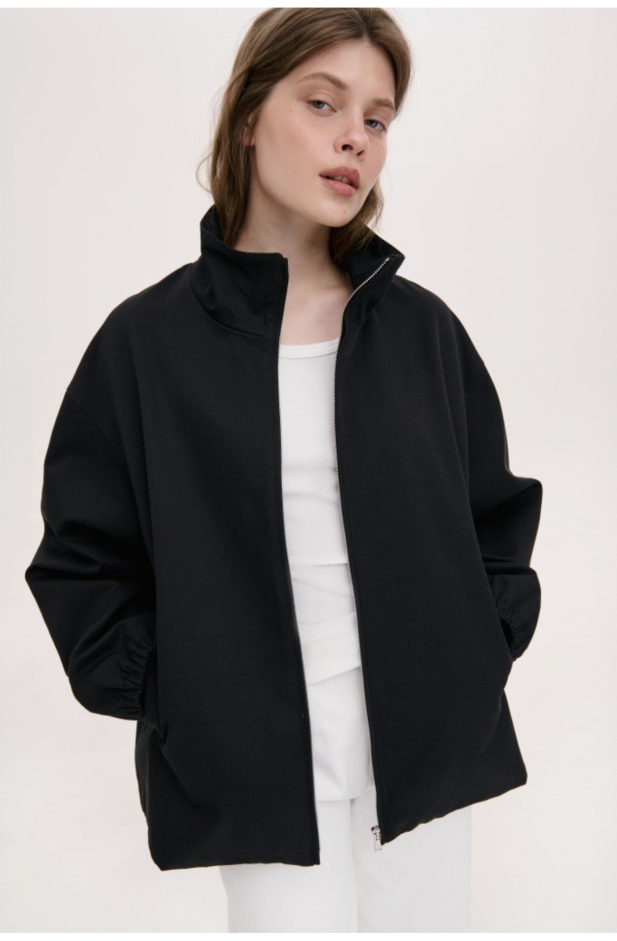 МІНІМАЛІСТИЧНА КУРТКА-БОМБЕР З ВИСОКИМ  КОМІРОМ-СТІЙКОЮ 1263 зображення 38