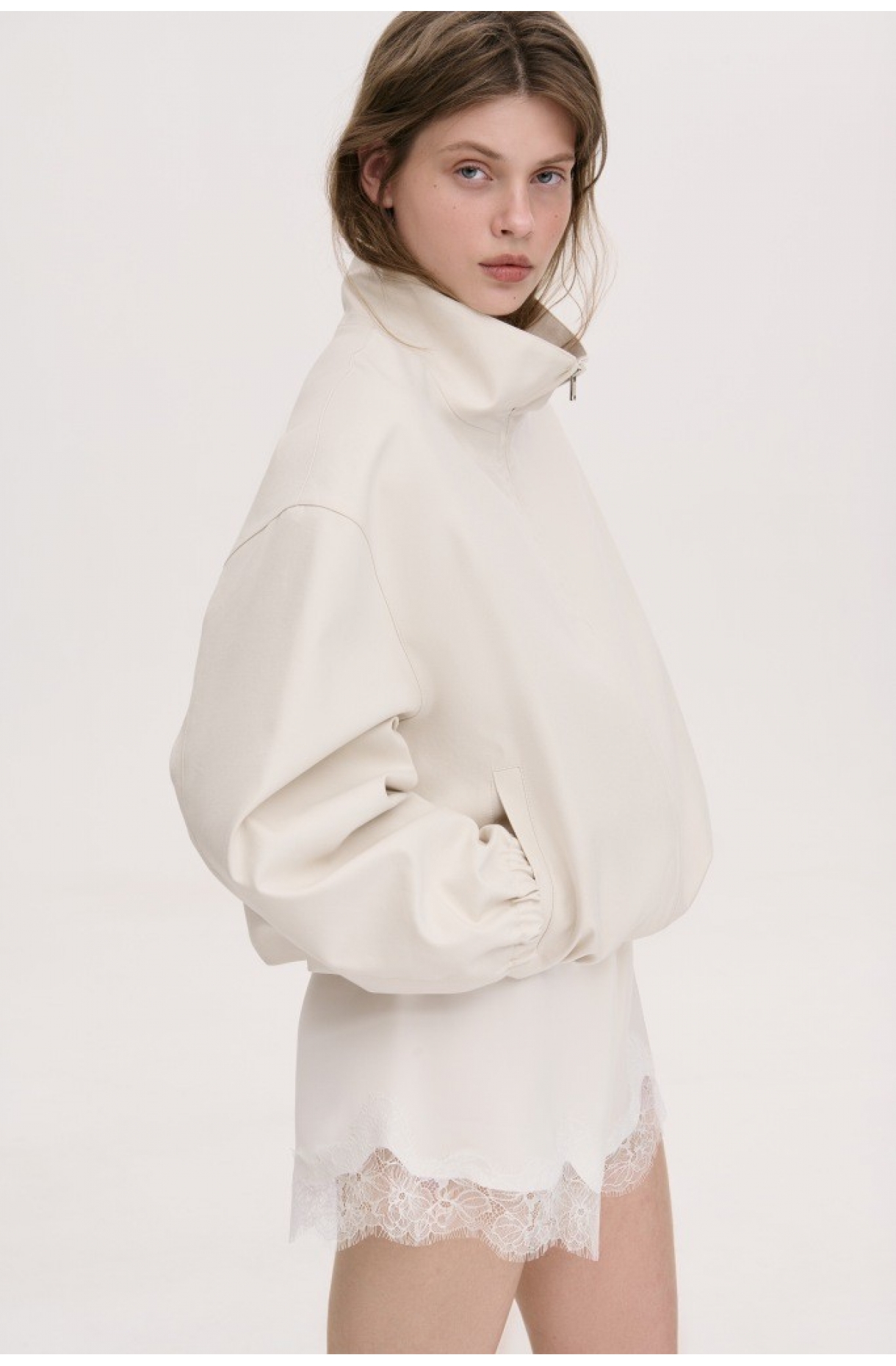 МІНІМАЛІСТИЧНА КУРТКА-БОМБЕР З ВИСОКИМ  КОМІРОМ-СТІЙКОЮ 1263 зображення 37